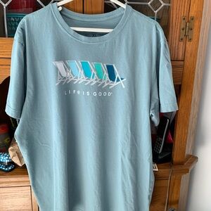 Life Is Good Men's Crusher Blue Beach Chairs Graphic Tee SzXL